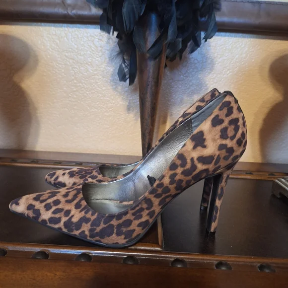 Sam & Libby Leopard Print Women's Shoes - Picture 3 of 5